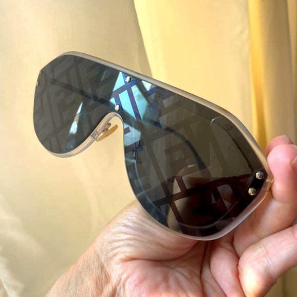 Fendi monogram sunglasses - Picture 4 of 5